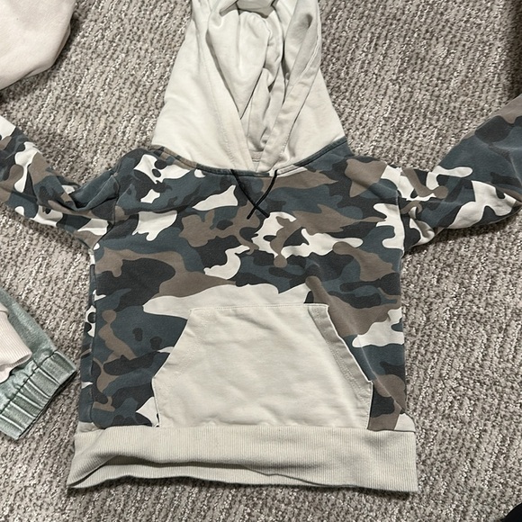 Assorted Kids Clothing Set - Picture 14 of 16